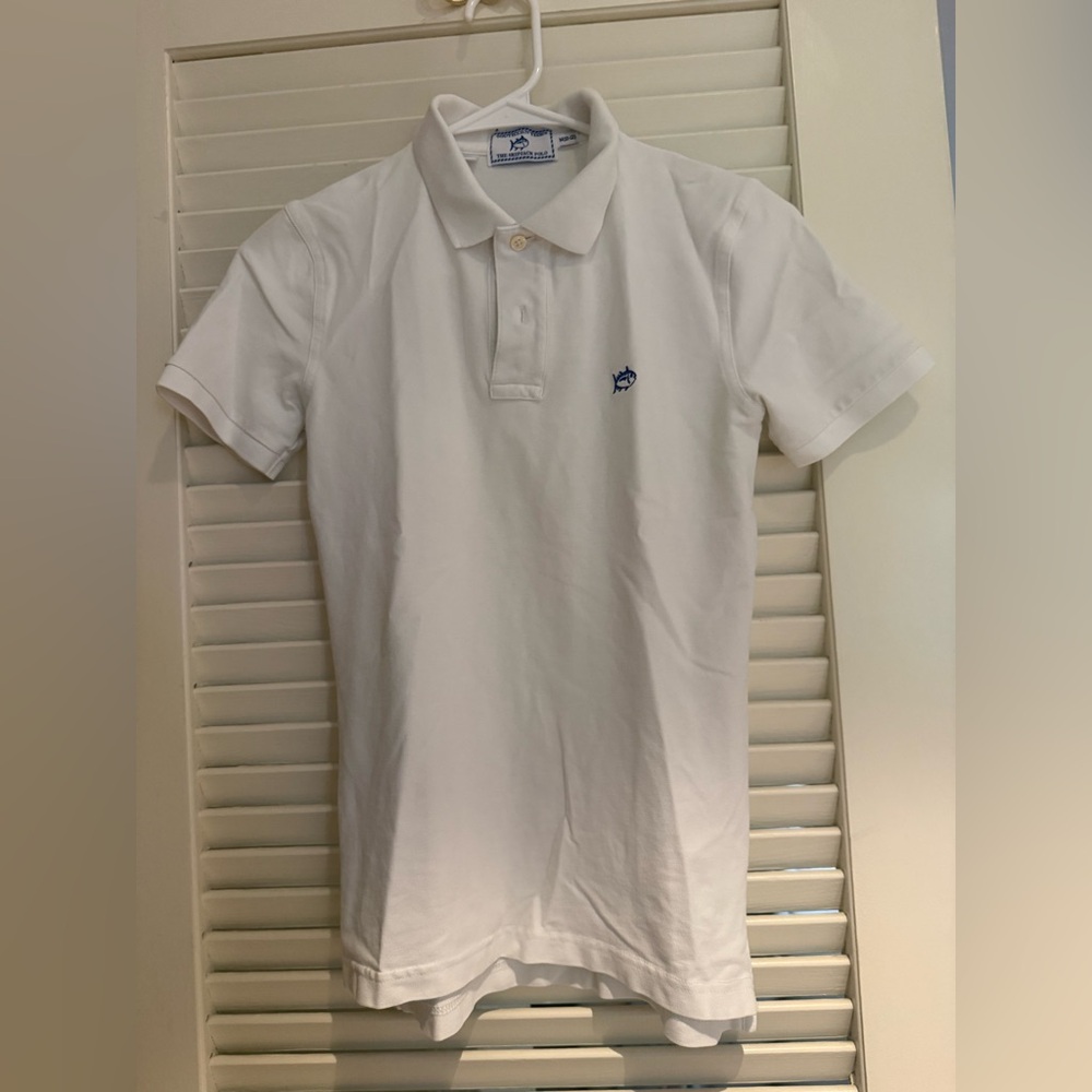 Medium 8/10 white southern tide polo. No signs of wear